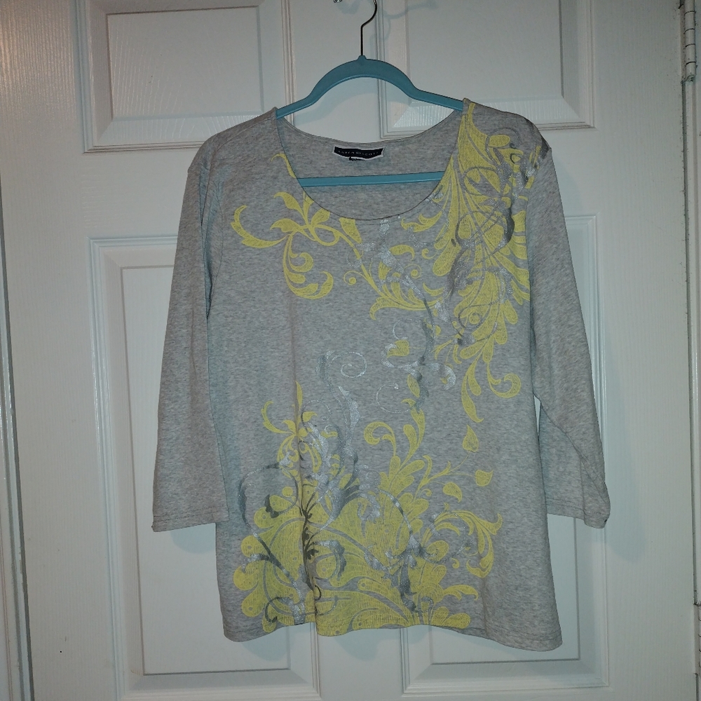 Karen Scott. Size 1X. 3/4 length sleeve gray with gray and yellow design. - Picture 1 of 7